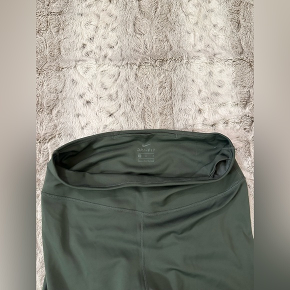 Nike Dri-Fit Leggings with Stacked Swoop Detail - Picture 4 of 4